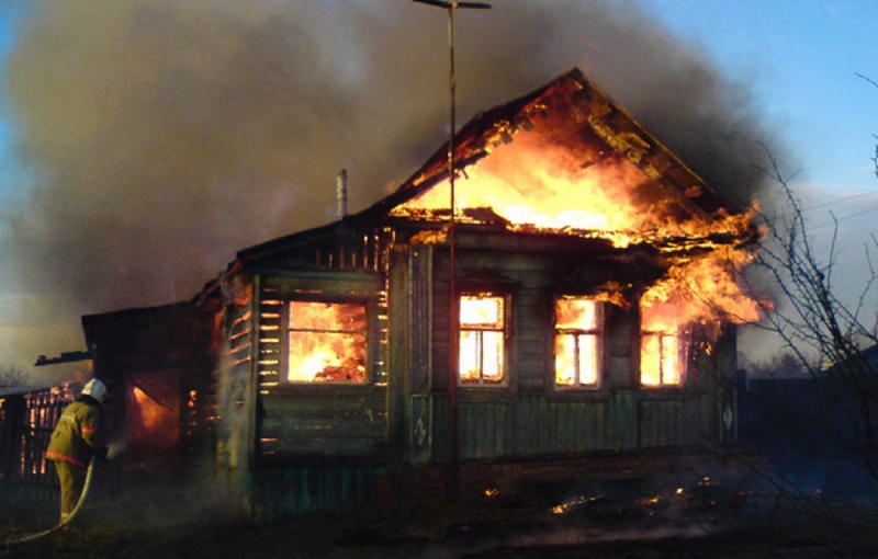 В Новотроицке на улице Кутузова горел жилой дом